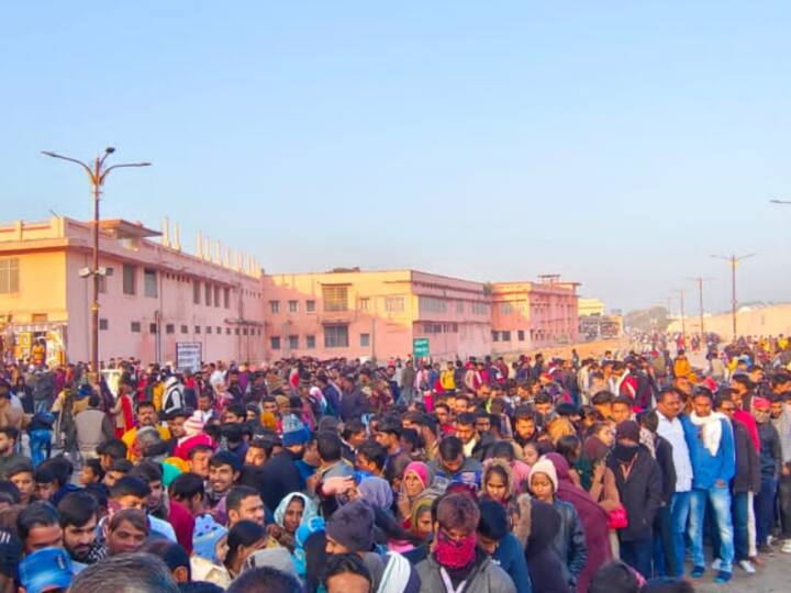 Udaipur News Large number of devotees arrived at Sanwalia Seth temple on New Year ann Udaipur News: सांवलिया सेठ मंदिर में उमड़ा श्रद्धालुओं का सैलाब, घंटों लाइन में खड़े होकर किए दर्शन