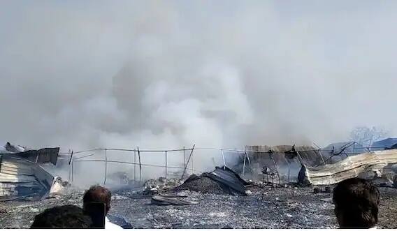 Barshi Fire: सोलापूर- पांगरी फटाका कारखान्याला कोणताही परवाना नव्हता, सूत्रांची माहिती Solapur Barshi Fire Pangri firecracker factory had no license sources said Barshi Fire: सोलापूर- पांगरी फटाका कारखान्याला कोणताही परवाना नव्हता, सूत्रांची माहिती