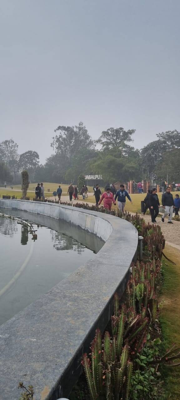 इसी तरह रविवार का दिन भी जबलपुर में पिछले दिन के अपेक्षा काफी ठंडा रहा. यहां दिन का तापमान 24 डिग्री सेल्सियस रिकॉर्ड किया गया, जो शनिवार के मुकाबले 2 डिग्री सेल्सियस कम था.