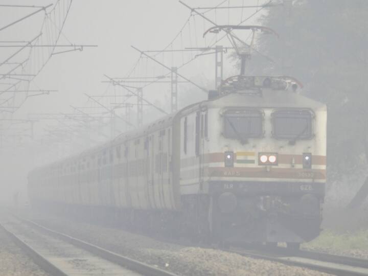 Delhi Many Train Late Due to Fog Check Time Table Late List and New Schedule Train Late: कोहरे ने थामी ट्रेनों की रफ्तार, करीब 4 घंटे देरी से चल रही हैं कई ट्रेन, देखें लिस्ट