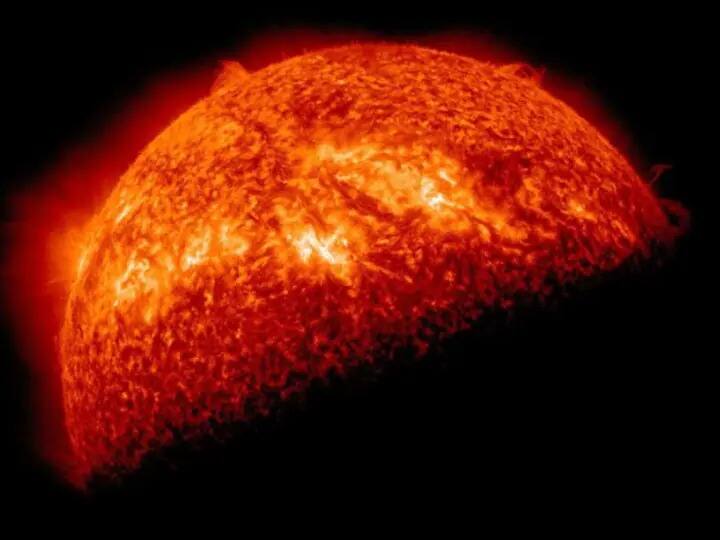 nasa shared amazing picture of sun on instagram netizens said still as beautiful after 4-5 billion years marathi news NASA : 'सुंदर, तितकाच तप्त