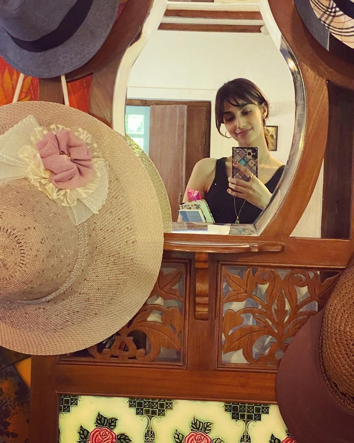 ప్రస్తుతం ‘టిల్లు స్క్వేర్’లో హీరోయిన్గా మీనాక్షి చౌదరి కోసం ప్రయత్నిస్తున్నట్లు టాక్ Image Credit: Meenakshi Chaudhary/ Instagram