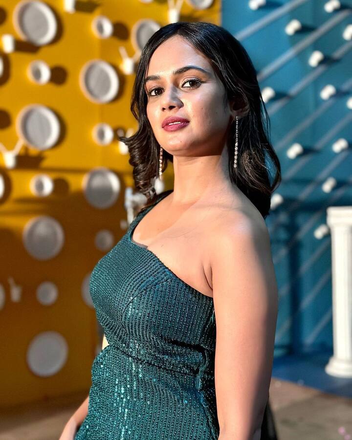 దీంతో అరియానా రాజకీయాల్లోకి వెళ్తుందా అంటూ కామెంట్స్ చేస్తున్నారు నెటిజన్స్.Photo Credit@Ariyana/Instagram