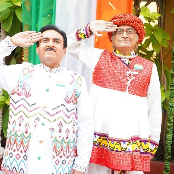TMKOC: असल में ‘जेठालाल’ से उम्र में छोटे हैं ‘बापू जी’, पत्नी हैं इतनी खूबसूरत कि ‘बबीता जी’ भी हैं फेल, देखें फोटोज TMKOC: असल में ‘जेठालाल’ से उम्र में छोटे हैं ‘बापू जी’, पत्नी हैं इतनी खूबसूरत कि ‘बबीता जी’ भी हैं फेल, देखें फोटोज