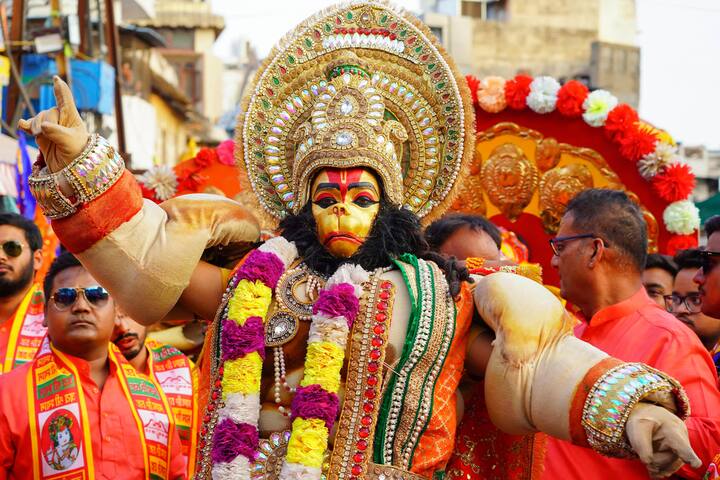 পৌষমাসের প্রতি মঙ্গলবার স্নান করে হনুমানজির পুজো করলে ও হনুমান চল্লিশা পাঠ করলে মনের মধ্যে থাকা ভয় দূর হবে। এর ফলে আপনি সমস্ত বাধা অতিক্রম করতে পারবেন।