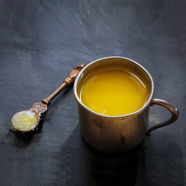 गाईचं तूप खाणं प्रत्येकासाठी आवश्यक आहे. विशेष म्हणजे हे तूप खाणं तेव्हाच फायदेशीर ठरतं जेव्हा तुम्ही तुमच्या शरीराच्या गरजेनुसार योग्य तूप निवडता.