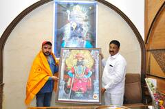 PHOTO: साऊथचा दिग्दर्शक विठ्ठल भेटीनं भावूक! 21 लाखांची देणगी विठुराया चरणी अर्पण