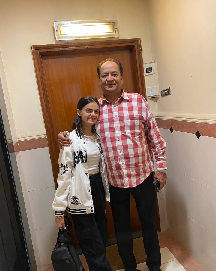 फोटोज में रुहानिका अपने हाथ में ड्रीम होम की चाबी फ्लॉन्ट करती दिख रही हैं. बाकी तस्वीरों में उन्हें पिता के साथ काउच पर बैठकर पोज करते हुए देखा जा सकता है.