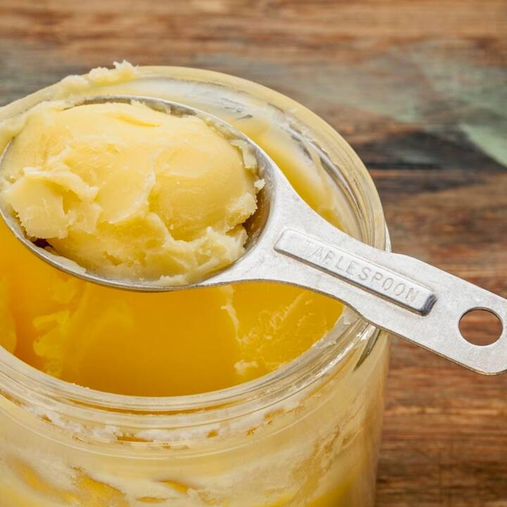 जर तुमची पचनक्रिया आणि पचनाशी संबंधित समस्यांमुळे अनेकदा त्रास होत असेल तर तुम्ही देशी गाईच्या दुधापासून तयार केलेले तूप सेवन करावे.