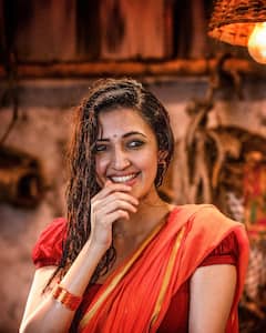 Neha Shetty: గ్లామర్ డోస్ పెంచిన నేహాశెట్టి