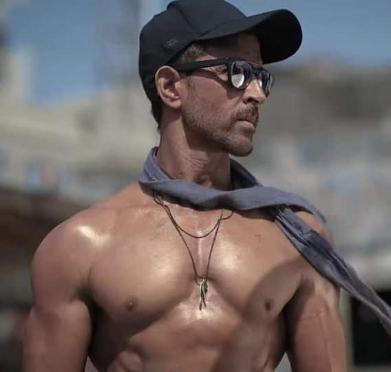 Hrithik Roshan Pics: 48 की उम्र में भी सुपरफिट हैं ऋतिक रोशन, 'फाइटर' एक्टर ने फ्लॉन्ट किए सिक्स पैक एब्स