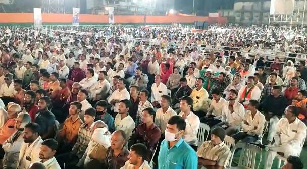 त्याचं झालं असं की केंद्रीय अर्थराज्यमंत्री भागवत कराड भाषणाला उभे राहिले आणि सभेसाठी आलेल्या महिला निघून जाऊ लागल्या.