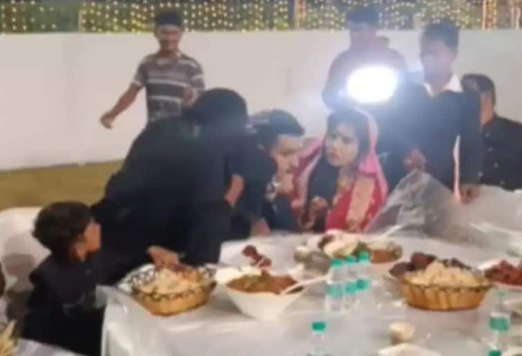 Video: Friends did such a joke in front of the bride, the groom was also surprised to see, you can also watch the video Video: ਲਾੜੀ ਸਾਹਮਣੇ ਦੋਸਤਾਂ ਨੇ ਕੀਤਾ ਅਜਿਹਾ ਮਜ਼ਾਕ, ਲਾੜਾ ਵੀ ਰਹਿ ਗਿਆ ਹੈਰਾਨ, ਤੁਸੀਂ ਵੀ ਦੇਖੋ ਵੀਡੀਓ