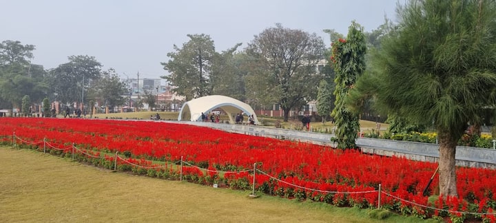 Madhya Pradesh Weather Update: साल के पहले कामकाजी दिन यानी सोमवार की सुबह ठंडी हवाओं ने लोगों को कंपकपाने के लिए मजबूर किया. वहीं मौसम विभाग की मानें तो 4 तारीख के बाद जबलपुर में मावठे की बारिश भी हो सकती है. जबलपुर में न्यूनतम तापमान एक बार फिर 10 डिग्री सेल्सियस से नीचे आ गया है.