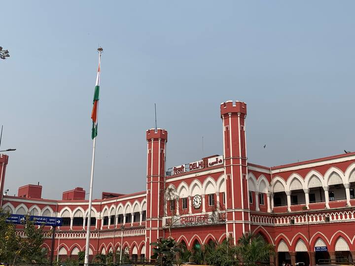राजधानी दिल्ली का रेलवे स्टेशन देश का पांचवां सबसे बड़ा रेलवे स्टेशन है. इसमें कुल 16 प्लैटफॉर्म और 18 ट्रैक बने हुए हैं. फ्रीक्वेंसी ऑफ ट्रेन के लिहाज से भी यह बहुत व्यस्त रहता है.