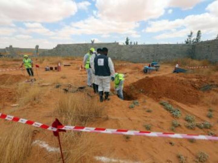 Libya Conflict Islamic State in Sirte city Libya 18 unidentified dead bodies found stir libya conflict 2011 Libya Conflict: लीबिया में सिर्ते शहर में अपनी निशानी छोड़ गया 'इस्लामिक स्टेट' एक साथ मिले 18 अज्ञात शव, मचा हड़कंप