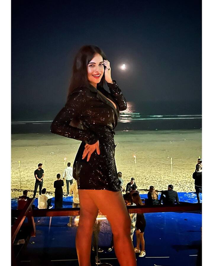 એક્ટ્રેસ નેહા મલિક (Neha Malik)પોતાની બોલ્ડ અને હોટ તસવીરોને લઈ ચર્ચામાં રહે છે. નેહાની તસવીરો સોશિયલ મીડિયામાં ખૂબ જ વાયરલ થાય છે. એક્ટ્રેસે હાલમાં જ  પોતાના ઈન્સ્ટાગ્રામ પર હોટ અને બોલ્ડ તસવીરો શેર કરી છે.