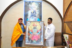 PHOTO: साऊथचा दिग्दर्शक विठ्ठल भेटीनं भावूक! 21 लाखांची देणगी विठुराया चरणी अर्पण