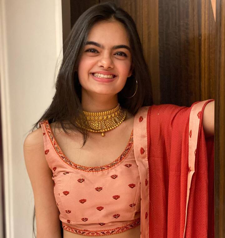 रुहानिका ने अपने माता-पिता को धन्यवाद करते हुए लिखा, “बिल्कुल, मेरे पेरेंट्स की मदद और गाइडेंस के बिना मैं इसे कभी अचीव नहीं कर पाती. जैसा कि मैंने लिखा है कि मैं उन्हें (पेरेंट्स) को पाकर धन्य हूं. मैं अपनी मां का जिक्र करना चाहती हूं, जो एक जादूगर हैं. वह एक देसी मदर हैं, जो पाई-पाई बचाती हैं और उसे डबल कर देती हैं. सिर्फ भगवान और वही जानती हैं कि उन्होंने ऐसा कैसे किया.”