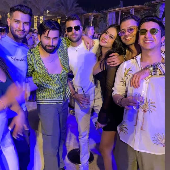 तस्वीरों में ब्लैक डीपनेक ड्रेस पहने हुए न्यासा अपने दोस्तों के साथ जमकर पार्टी करती दिखाई दी हैं.