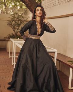 అదిరే అందాలతో పిచ్చెక్కిస్తున్న మీనాక్షి చౌదరి