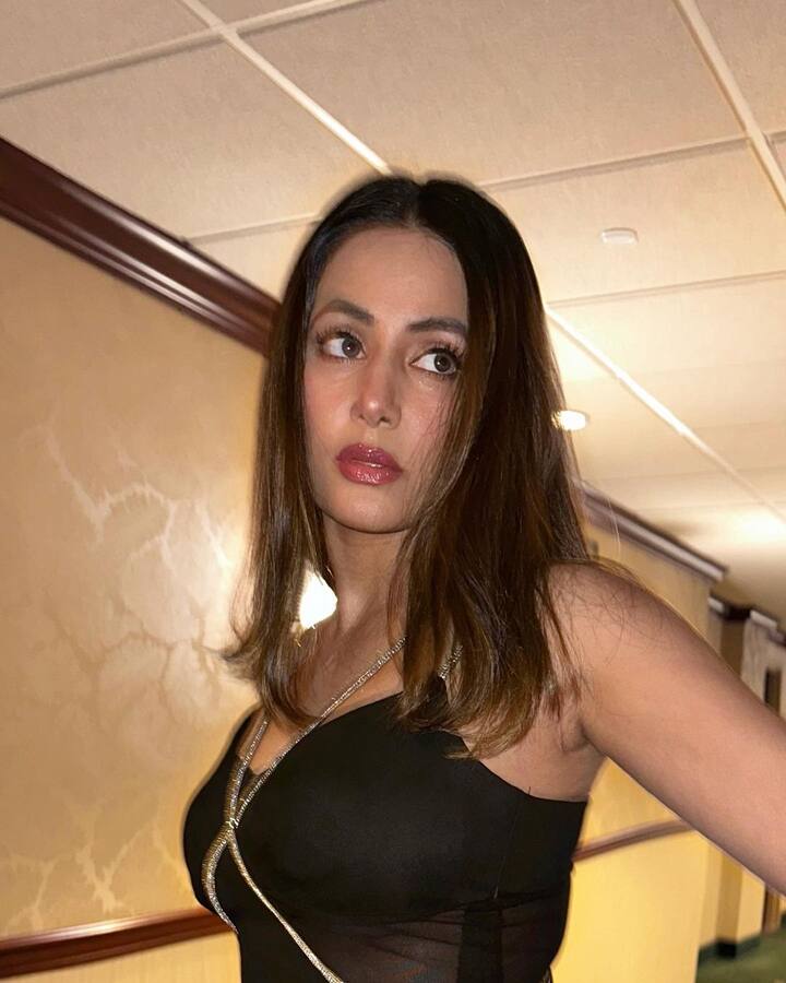 चित्रपट अभिनेत्री हिना खानने तिच्या हॉट फोटोशूटचे फोटो इंस्टाग्रामवर शेअर केले आहेत. यामध्ये तीने काळ्या रंगाचा डीप नेक थाई हाय स्लिट गाऊन परिधान केलेला दिसत आहे. (फोटो सौजन्य :realhinakhan/इंस्टाग्राम)