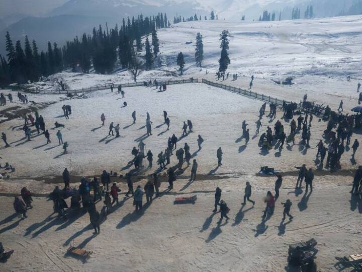 गुलमर्ग (Gulmarg) और पहलगाम के पर्यटक रिसॉर्ट्स में मौसम की सबसे ठंडी रात दर्ज की गई, जहां शनिवार की रात का तापमान -9.4 डिग्री सेल्सियस और -8.2 डिग्री सेल्सियस तक दर्ज किया गया.