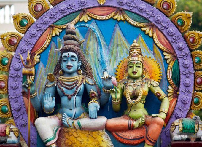 મહાદેવની કૃપાથી ઘરમાં સુખ, શાંતિ અને સમૃદ્ધિ રહે છે. સોમવારના દિવસે કરવામાં આવેલ ઉપાયો ખૂબ જ સફળ થાય છે અને શિવ પ્રસન્ન થઈને પોતાના ભક્તોની દરેક મનોકામના પૂર્ણ કરે છે.