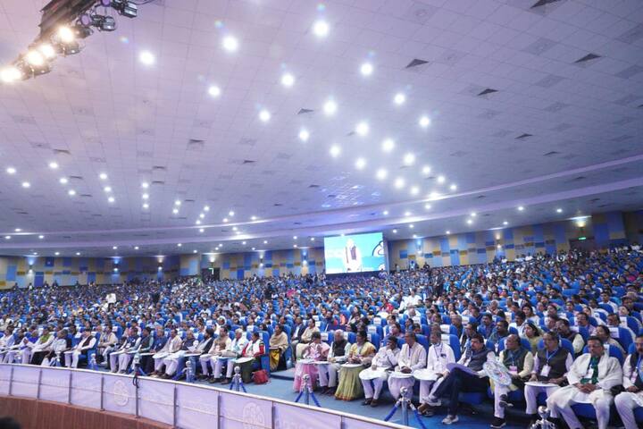 'চুরি আমায় কেন করতে হবে? আমি তো পার্লামেন্ট থেকে ৭ বারের এমপি ছিলাম। আমার পেনশন ১ লক্ষ টাকার বেশি হয়ে গিয়েছে। মুখ্যমন্ত্রী হিসেবেও তো দেড় লক্ষ টাকা করে পেতে পারি। মিনিমাম আমি বললাম...এগারো বছর গুনে দেখুন...এক পয়সাও আমি নিইনি। আমি একটি এক্সিভিশন করে পেইন্টিং করে ৬-৭ কোটি টাকা পেতে পারি। এখন তো করি না। আগে পার্টির খরচের জন্য করতাম। তখন পয়সা ছিল না। আমার ১০০-র বেশি বই বেরিয়েছে। আমি প্রতিবছর রয়্যালটি পাই। গানের সিডি বেরিয়েছে। সেখান থেকে রয়্যালটি পাই।'