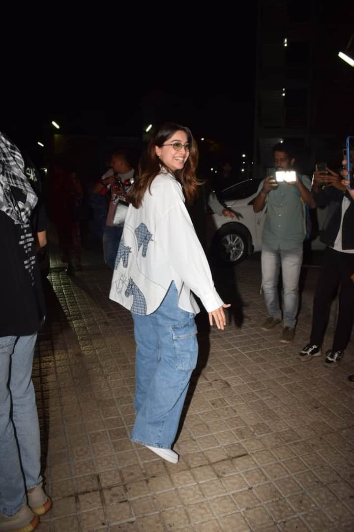 वायरल हो रही इन तस्वीरों में सनी और शरवरी दोनों ही काफी खुश नजर आ रहे थे.