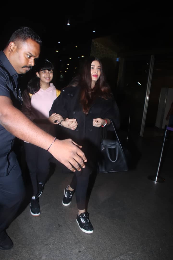 ऐश्वर्या इस दौरान हमेशा की तरह ब्लैक कैज़ुअल और खुले बालों में नजर आई. वहीं आराध्या पिंक स्वेटशर्ट और ब्लैक कलर की ट्रैक पैंट में दिखीं.