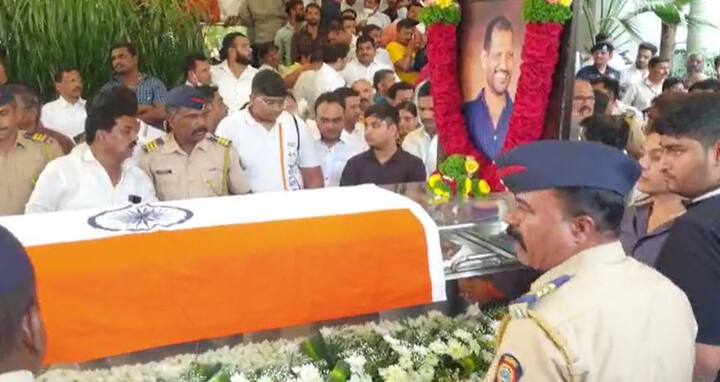 त्यांच्या घरी मोठा पोलीस बंदोबस्त तैनात करण्यात आला आहे.