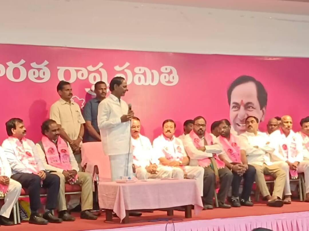 AP BRS News : బీఆర్ఎస్లో చేరే సిట్టింగ్ ఎమ్మెల్యేలు ఎవరు ? కేసీఆర్ది మైండ్ గేమా ? నిజంగానే వలసలు ఉంటాయా ? KCR announced that sitting MLAs from AP will join BRS. AP BRS News : బీఆర్ఎస్లో చేరే సిట్టింగ్ ఎమ్మెల్యేలు ఎవరు ? కేసీఆర్ది మైండ్ గేమా ? నిజంగానే వలసలు ఉంటాయా ?