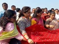 Konkan News: चिपळुणमधील महिलांकडून वाशिष्ठी नदीला साडी अर्पण; 'चला जाणूया' अभियानात महिलांचा लक्षवेधी सहभाग