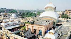 । সঙ্গে আছে ১টি ত্রিশূল, ও ১ টি ধাতব ত্রিকোণাকৃতি পতাকা। গঙ্গার দিক থেকে মন্দিরে ঢুকতে সামনে পড়ে ১ নম্বর প্রবেশপথ।