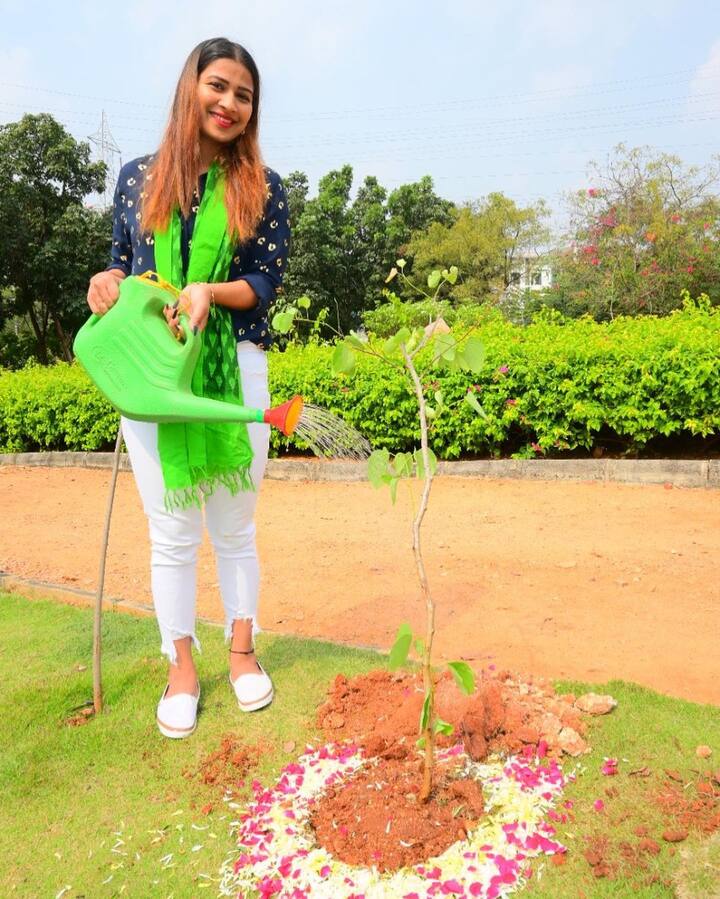ఇంట్లో సినిమాలకు ‘నో’ చెప్పినా.. కరోనా తరువాత  తెలుగు ఫిలిం ఇండస్ట్రీలోకి ఎంట్రి ఇచ్చింది. Image Credit: Inaya Sultan/ Instagram
