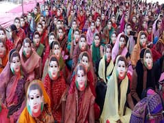 मुख्यमंत्र्यांची भेट होत नाही तोपर्यंत मैदान सोडणार नाही; सावित्रीबाईंचा मुखवटा घालून अंगणवाडी सेविकांचं धरणं आंदोलन