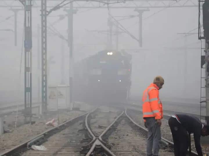 Delhi News trains coming to Delhi late by five to six hours Because Of Fog Check Schdule Delhi Train Late: ट्रेनों पर पड़ रहा कोहरे का असर, दिल्ली आने वाली एक्सप्रेस और स्पेशल ट्रेनें  पांच से छह घंटे हैं  लेट, देखें लिस्ट