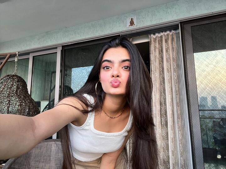 वेगवेगळ्या लूकमधील फोटो ती सोशल मीडियावर शेअर करते.(ruhaanika dhawan/instagram)
