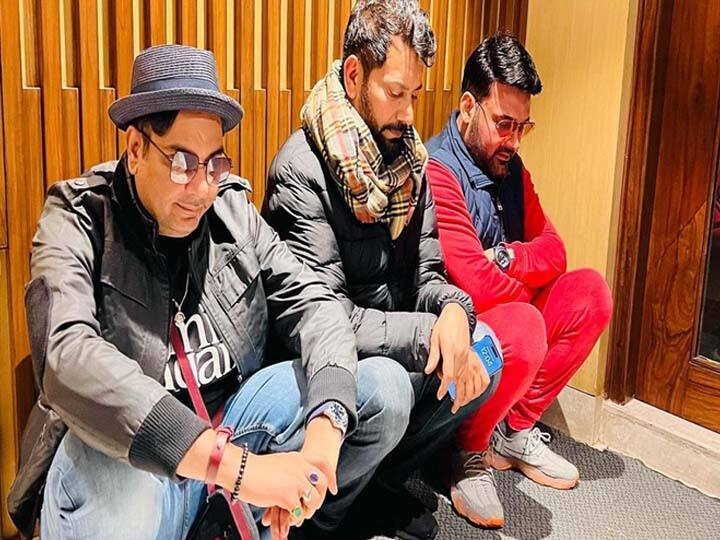 Kapil Sharma Funny Post: कपिल शर्मा ने दोस्तों के साथ शेयर कर दी ऐसी फोटो, यूजर्स पूछे- लोटा कहां है? Kapil Sharma shares a photo with singer Jassi and Mukesh Chhabra fans ask funny questions Kapil Sharma Funny Post: कपिल शर्मा ने दोस्तों के साथ शेयर कर दी ऐसी फोटो, यूजर्स पूछे- लोटा कहां है?