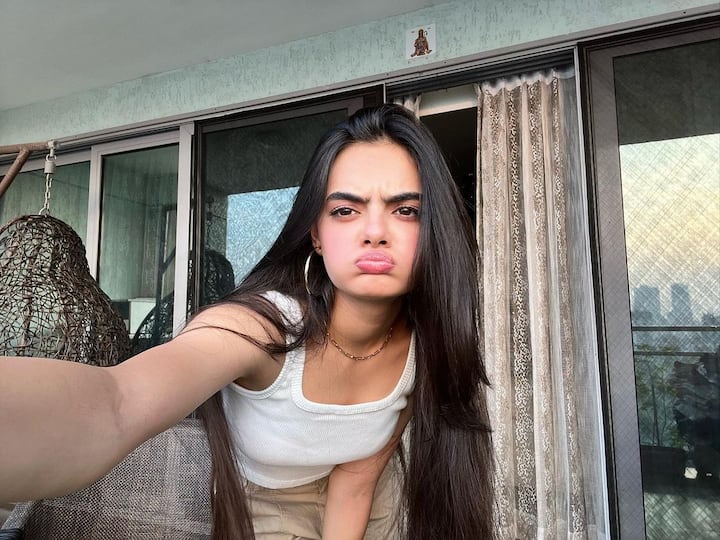 रुहानिका ही सोशल मीडियावर सक्रिय असते.(ruhaanika dhawan/instagram)