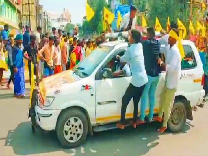 Madurai: young man who sat on the roof of a vehicle in Madurai and hung himself TNN கட்டபொம்மன் பிறந்தநாள்விழா;  மதுரையில் வாகன மேற்கூரையில் தொங்கியபடி அட்டகாசம் செய்த இளைஞர்கள்