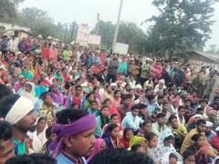 छत्तीसगढ़: धर्मांतरण मामले में गिरफ्तारी के बाद नारायणपुर में फिर बिगड़े हालात, आदिवासियों ने किया चक्काजाम