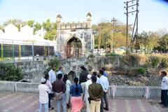 PHOTO: औरंगाबादच्या ऐतिहासिक मेहमूद दरवाजाच्या दुरुस्तीच्या कामाला सुरुवात