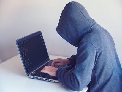 Maharashtra Woman Cheated Of ₹ 22 Lakh By Facebook Male Friend Maharashtra : ஃபேஸ்புக் நண்பனிடம் ரூ.22 லட்சத்தினை பறிகொடுத்த பெண்: லாவகமாக பேசி சுருட்டியவருக்கு போலீஸ் வலைவீச்சு..!