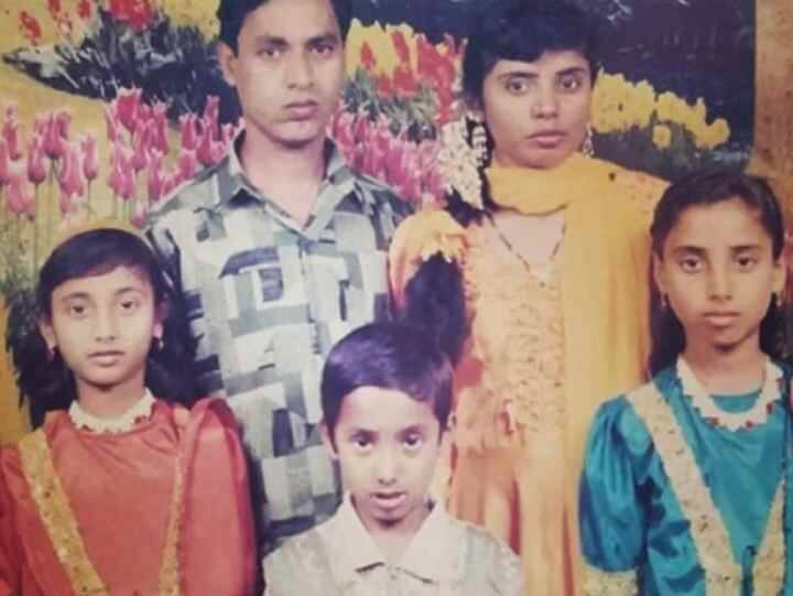 Bhojpuri Actress Rani Chatterjee Childhood Photo Going Viral On internet Guess Who: नारंगी सूट में नजर आ रही ये बच्ची है भोजपुरी सिनेमा की बिंदास अभिनेत्री, फैमिली फोटो में पहचाना क्या?