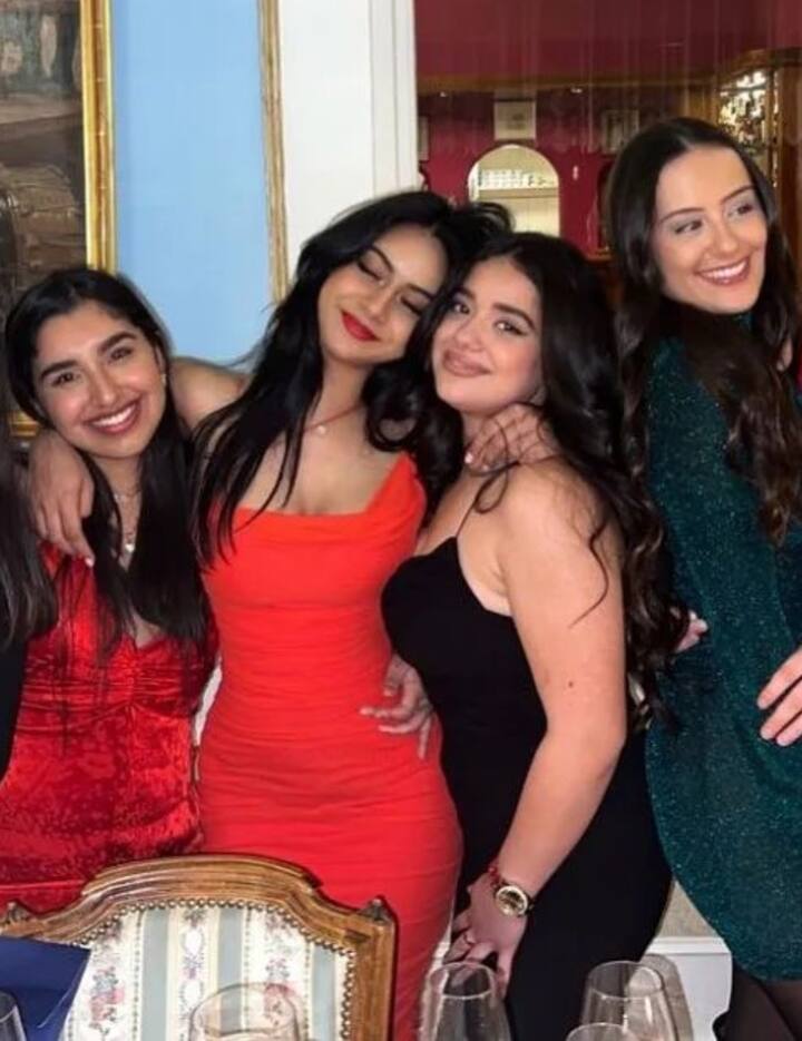 वैसे स्टारकिड्स में तो शाहरुख खान की बेटी सुहाना खान भी टॉप में रहती हैं, लेकिन न्यासा की खूबसूरत के आगे हर कोई फेल ही लग रहा है. (फोटो क्रेडिट - न्यासा देवगन इंस्टाग्राम फैन पेज)