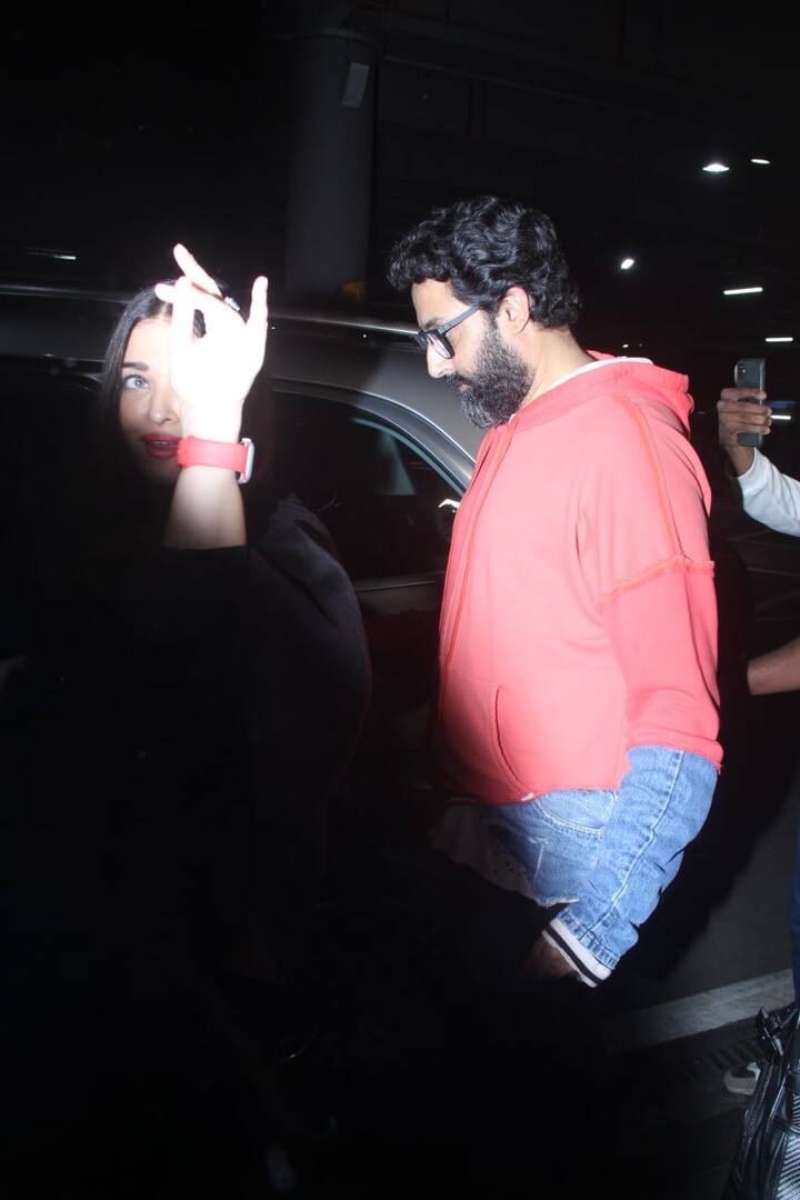 ऐश्वर्या ने इस दौरान कार में बैठने से पहले पैपराजी को मुस्कुराकर बाय भी कहा.