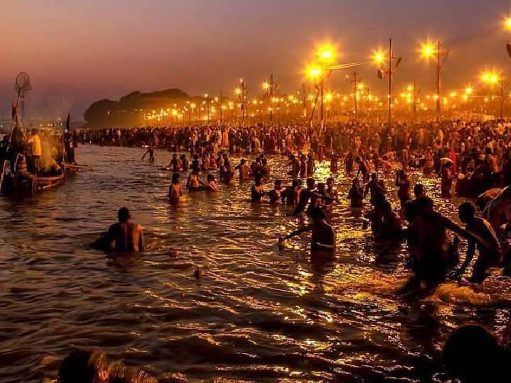 पौष पूर्णिमा से माघ मेले का आरंभ हो जाता है. इस दिन से गंगा स्नान करने से जीवन के पाप धुल जाते हैं. नदी में स्नान न कर पाएं तो घर में ही पानी में गंगाजल डालकर स्नान करें. इस दिन ब्रह्म मुहूर्त - सुबह 05.29 - सुबह 06.23 तक है.