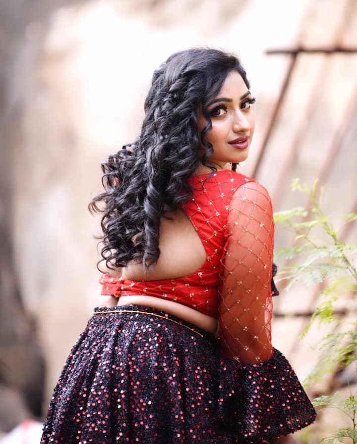 సోషల్ మీడియాలో యాక్టివ్ గా ఉండే ఆషిక ఎప్పటికప్పుడు ఫొటోస్, వీడియోస్ షేర్ చేస్తుంటుంది..